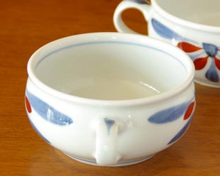 砥部焼・梅山窯 花もようのスープカップの持ち手
