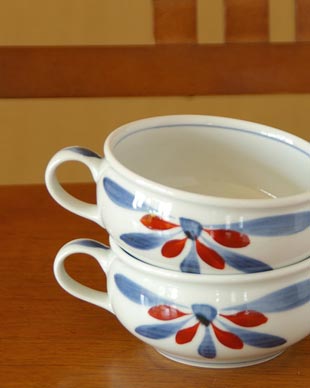 砥部焼・梅山窯 花もようのスープカップを重ねて