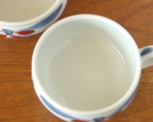 砥部焼・梅山窯 花もようのスープカップを上から見て