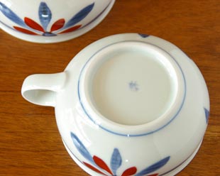 砥部焼・梅山窯 花もようのスープカップの底面