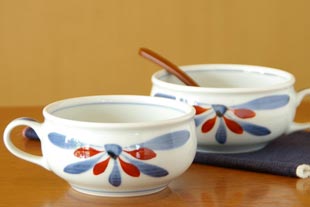 砥部焼 花もようのスープカップを横から見て