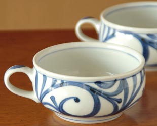 砥部焼・梅山窯 からくさのスープカップを横から見て