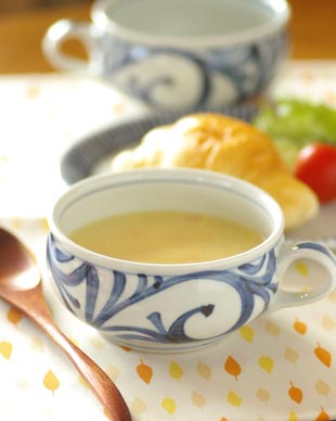 砥部焼・梅山窯 からくさのスープカップにスープを