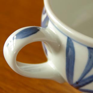砥部焼・梅山窯 からくさのスープカップの持ち手