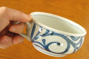 砥部焼・梅山窯 からくさのスープカップを手に持って