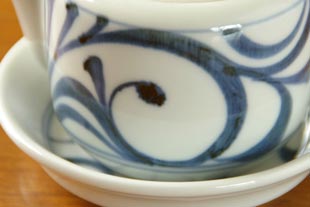 砥部焼・梅山窯 からくさの醤油さしの絵付け