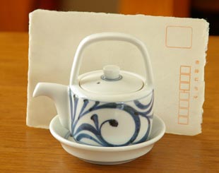 砥部焼・梅山窯 からくさの醤油さしをはがきと比べて