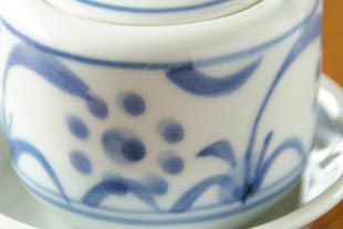 砥部焼・梅山窯　太陽の醤油さしの絵付け
