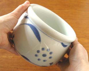 砥部焼・梅山窯 太陽のがらいれを手に持って