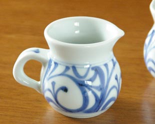 砥部焼・梅山窯 からくさの手付クリーマー