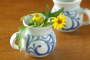 砥部焼・梅山窯 からくさの手付クリーマーに花を活けて