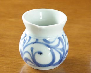 砥部焼・梅山窯 からくさの手付クリーマーの注ぎ口