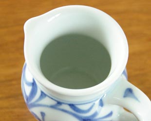 砥部焼・梅山窯 からくさの手付クリーマーを上から見て