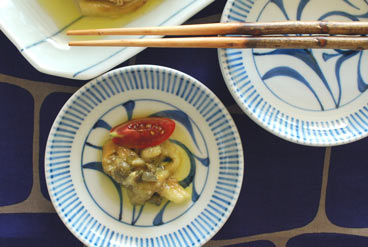 梅山窯 とくさ唐草の取皿に茄子マリネを