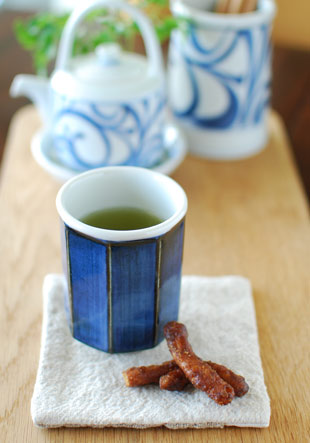 砥部焼・梅山窯 藍色の八角湯呑(小)に緑茶を