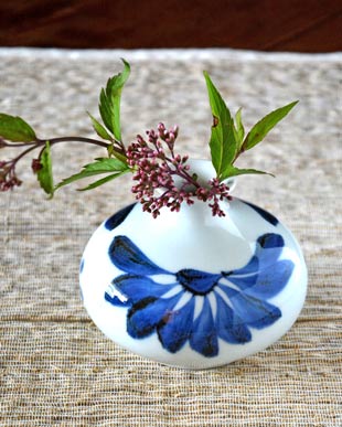 砥部焼・梅山窯 ごす菊の壺花入れ