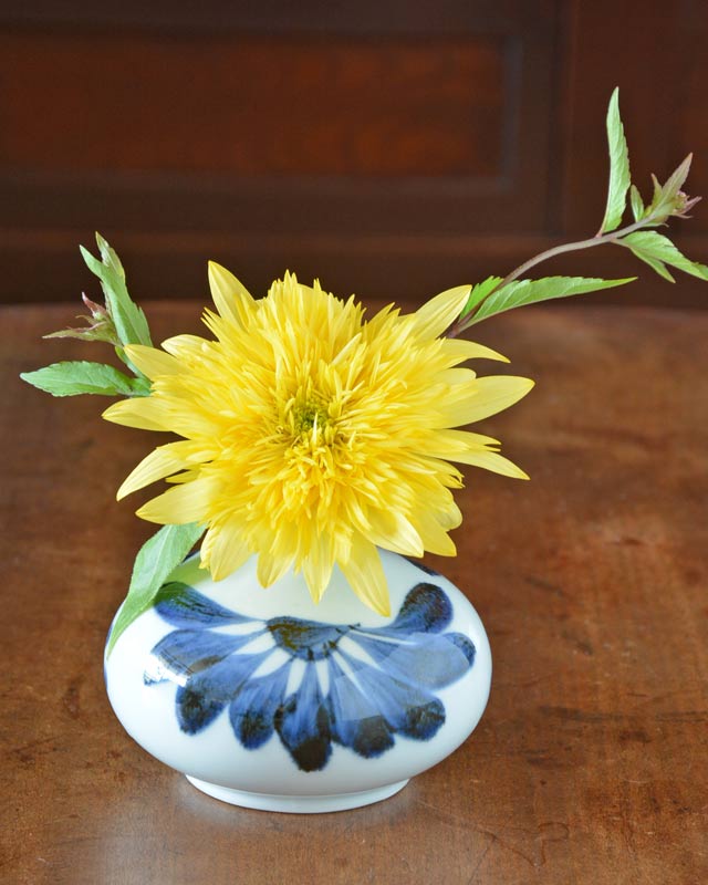 砥部焼・梅山窯　ごす菊の壺花入れに黄色の花を