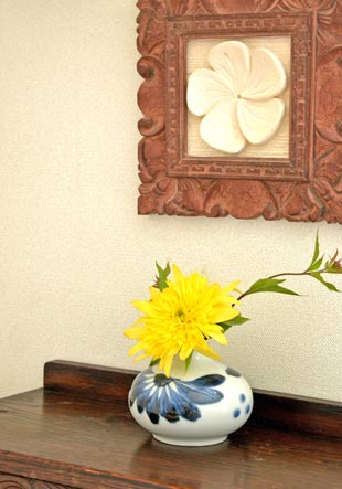 砥部焼・梅山窯 ごす菊の壺花入れに花を活けて