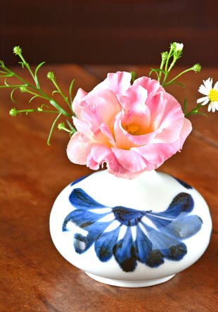 砥部焼・梅山窯 ごす菊の壺花入れに花を