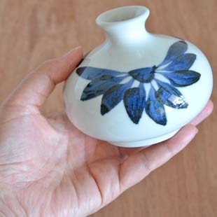 砥部焼・梅山窯 ごす菊の壺花入れを手に持って