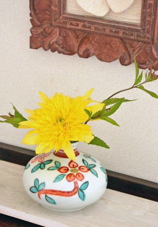 砥部焼・梅山窯 いろえ花の壺花入れに黄色の花を