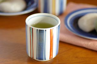 砥部焼・梅山窯 色絵模様の筒湯呑に緑茶をいれてくつろぎのひととき