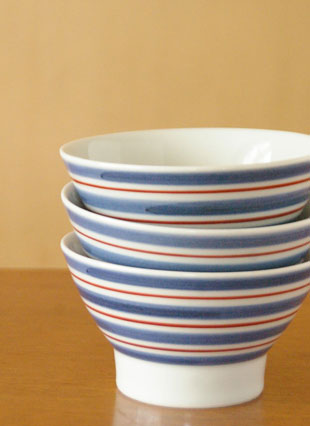 砥部焼・梅山窯 あい赤の茶碗(大)を重ねて