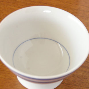 砥部焼・梅山窯 あい赤の茶碗(大)を上から見て