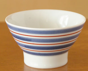 砥部焼・梅山窯 あい赤の茶碗(大)を横からみて