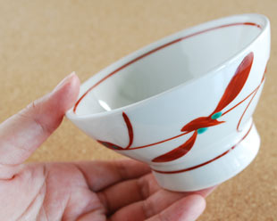 砥部焼・梅山窯 赤笹の茶碗(小)を手に持って