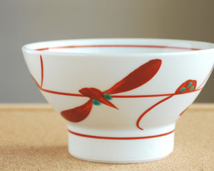 砥部焼・梅山窯 赤笹の茶碗(小)を横から見て