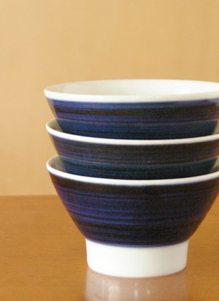 砥部焼・梅山窯 藍色の茶碗(大)を重ねて