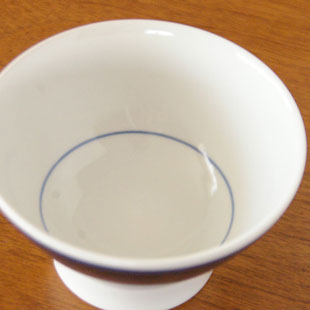 砥部焼・梅山窯 藍色の茶碗を上から見て