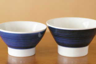 砥部焼・梅山窯 藍色の茶碗の大と小