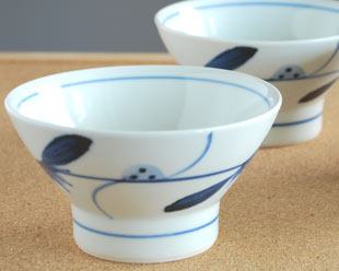 砥部焼・梅山窯 青笹の茶碗(小)を横から見て