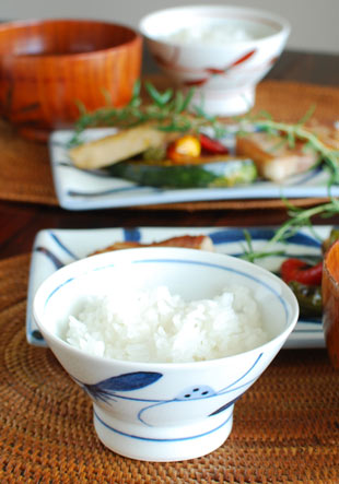 砥部焼・梅山窯 青笹の茶碗(小)にご飯をよそって