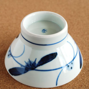 砥部焼・梅山窯 青笹の茶碗(小)を伏せて