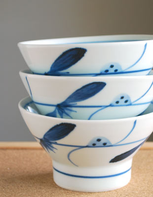 砥部焼・梅山窯 青笹の茶碗(小)を重ねて