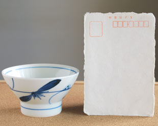 砥部焼・梅山窯 青笹の茶碗(小)をはがきと比較して