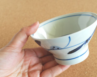 砥部焼・梅山窯 青笹の茶碗(小)を手に持って