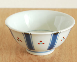 砥部焼・梅山窯 新みつ紋の反茶碗(3.6寸)