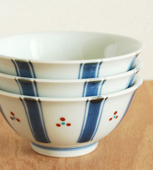 砥部焼・梅山窯 新みつ紋の反茶碗(3.6寸)を重ねて