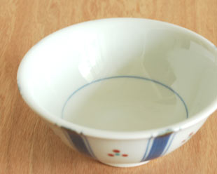 砥部焼・梅山窯 新みつ紋の反茶碗(3.6寸)の中
