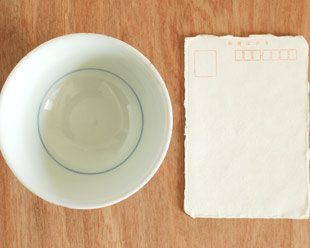 砥部焼・梅山窯 新みつ紋の反茶碗(3.6寸)をはがきと比較して