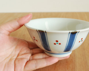 砥部焼・梅山窯 新みつ紋の反茶碗(3.6寸)を手に持って