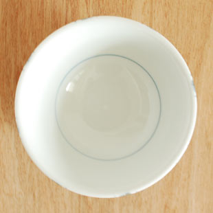 砥部焼・梅山窯 新みつ紋の反茶碗(3.6寸)を上から見て