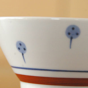 砥部焼・梅山窯 たんぽぽの茶碗(大)の絵付け