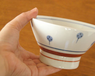 砥部焼・梅山窯 たんぽぽの茶碗(大)を手に持って