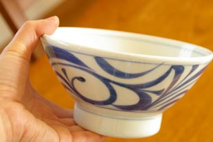 砥部焼・梅山窯　からくさの茶漬碗を手に持って
