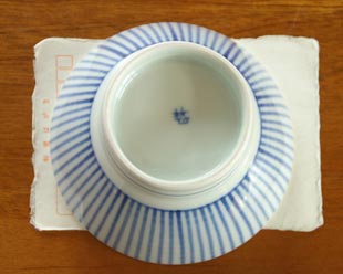 砥部焼・梅山窯 とくさ柄の茶碗(大)をはがきと比較して
